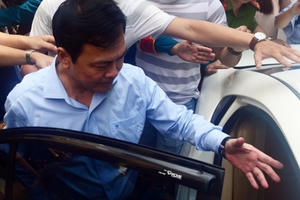 Tiết lộ thông tin về bàn tay trái của Nguyễn Hữu Linh lúc trong thang máy với bé gái