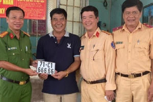 Đăng ký xe ở công an xã, may mắn bốc được biển số 666.66