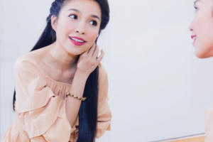 Hiền Thục xuất hiện đằm thắm với tà áo dài phụ diễn cho “bà mẹ nhí”