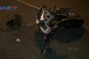 TP HCM: Xe máy va chạm với xe lu, 1 người nguy kịch