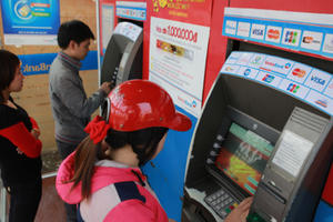 Cận Tết, lo ATM hết tiền, giao dịch online nghẽn