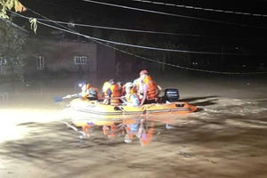 Vượt qua lũ dữ, Trưởng Công an xã ở Lâm Đồng cứu nhiều trẻ em trong đêm