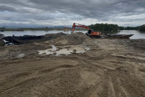 Rầm rộ khai thác cát trái phép trên sông Kiến Giang