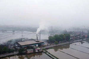 Lò đốt rác xả khói mù mịt khắp làng