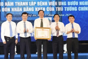 Bệnh viện Ung bướu Nghệ An vinh dự đón nhận Bằng khen của Thủ tướng Chính phủ