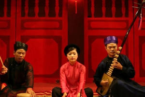 Giới trẻ hào hứng nghe hát ca trù ở chợ sách cũ Hà thành Giới trẻ hào hứng nghe hát ca trù ở chợ sách cũ Hà thành