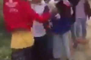 Nghệ An: Xôn xao clip nữ sinh cấp 3 đánh hội đồng “đàn em”