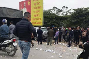 Hà Nội: Hai vợ chồng bị cuốn vào gầm ôtô sau tai nạn liên hoàn