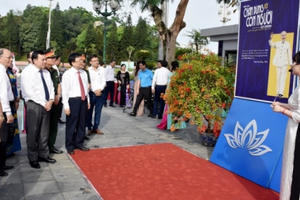 "Hồ Chí Minh - Chân dung một con người"