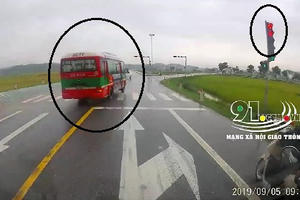 Coi thường mạng sống, tài xế xe khách vượt đèn đỏ với tốc độ cao
