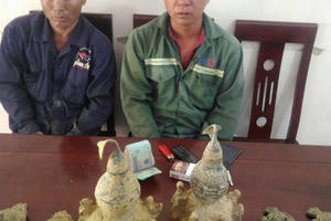 Bắt giữ hai đối tượng mang đồ cổ dởm lên miền núi Nghệ An lừa bán với giá cao Bắt giữ hai đối tượng mang đồ cổ dởm lên miền núi Nghệ An lừa bán với giá cao