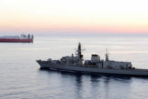 Anh điều tàu chiến đến Vùng Vịnh hộ tống tàu chở dầu
