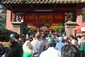 Chen chân xin lộc ngày vía Ngọc Hoàng