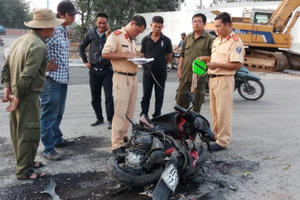 Xe máy nát vụn dưới bánh xe đầu kéo, đôi nam nữ nhập viện