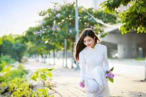 Thiếu nữ Hà thành đẹp dịu dàng bên hoa bằng lăng