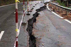 Quốc lộ nghìn tỉ nứt hơn 100m sau mưa bão