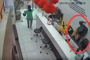 Bắt giữ đối tượng tâm thần cầm dao uy hiếp nữ nhân viên cửa hàng tại Nam Định