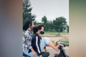 Nữ sinh đầu trần điều khiển xe máy bằng 2 chân