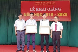 Tặng giấy khen cho 2 nam sinh dũng cảm cứu người giữa dòng nước lũ