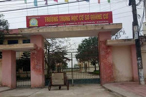 Phụ huynh tố Hiệu trưởng bóp cổ nam sinh lớp 8 chỉ vì hát trong lớp