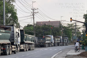 Xử lý nhiều xe ben đỗ ngược chiều trên đường Đinh Quang Ân, TP Biên Hòa