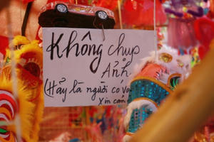 Tiểu thương Hàng Mã đồng loạt treo biển “Cấm chụp ảnh”, khách muốn chụp phải bỏ phí?