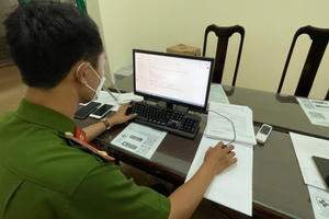 Cận cảnh quá trình Công an Hà Nội cấp giấy đi đường loại mới cho người dân