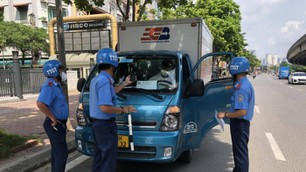 Xử phạt nhiều xe lợi dụng thẻ luồng xanh lập bến cóc giao nhận hàng hóa Xử phạt nhiều xe lợi dụng thẻ luồng xanh lập bến cóc giao nhận hàng hóa