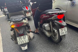 Hai biển số tứ quý 9 cùng lúc xuất hiện trên phố, đã xử phạt trường hợp giả mạo