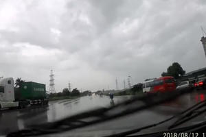 Clip xe tải "ép" xe con lao xuống ruộng