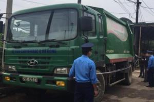 Xử phạt nghiêm xe chở rác thải để rơi vãi