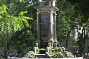 Báo động sự xuống cấp của hệ thống tượng đài Hà Nội