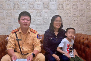 Lực lượng CSGT kịp thời hỗ trợ bé trai đi lạc ở bến xe Mỹ Đình