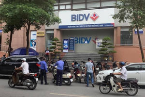 Hà Nội: Truy bắt hai tên cướp nổ súng, cướp ở ngân hàng