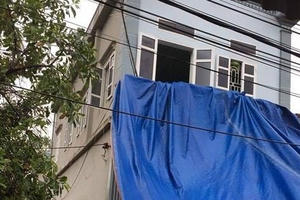 Hà Nội: Mâu thuẫn gia đình, chồng điên cuồng cầm dao đâm vợ