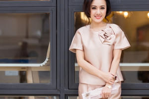 Diện đồ đẹp duyên dáng và đầy lôi cuốn như BTV Hoài Anh nhân ngày 8/3