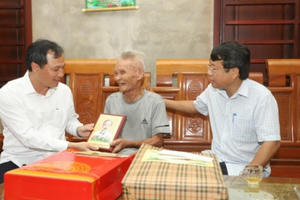 Hà Tĩnh: Trao tặng hơn 78.000 phần quà tới người có công với cách mạng