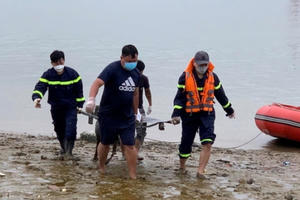 Thi thể một nam giới được tìm thấy trên sông Lam Thi thể một nam giới được tìm thấy trên sông Lam