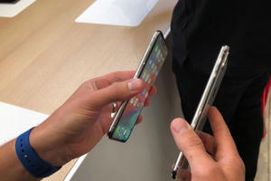 Cận cảnh bộ đôi iPhone XS và XS Max mới ra mắt của Apple