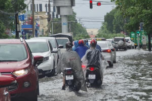 Mưa xối xả, nhiều tuyến phố TP Vinh thành sông