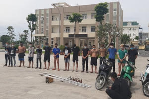 Nhóm thanh niên "choai" cầm dao phóng lợn, bom xăng hẹn "huyết chiến" tại Sân vận động Mỹ Đình