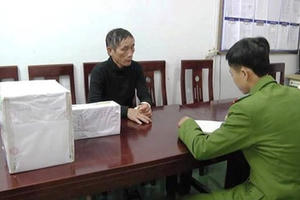 Kinh hãi: Bảo vệ trường học giấu 10kg thuốc nổ trong phòng trực