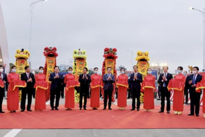 Phó Thủ tướng Lê Văn Thành dự Lễ thông xe kỹ thuật cầu Rào 1