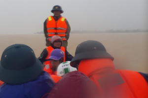 Vượt lũ dữ, chèo thuyền 10 cây số đưa sản phụ đi sinh