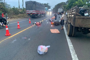 Xe máy tông đuôi xe tải trên đường Hồ Chí Minh, 2 người tử vong