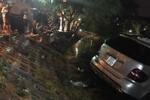Nhầm chân ga, xe Mercedes lao xuống hồ Trúc Bạch