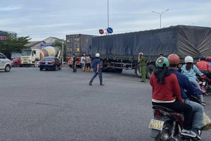 Xe điện và xe đầu kéo va chạm khiến một người tử vong