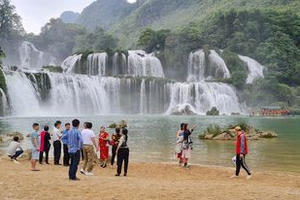 Cao Bằng: Du khách tấp nập thăm quan thác Bản Giốc dịp tiết Thanh minh