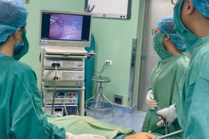 Phẫu thuật cắt bỏ khối u buồng trứng to bằng quả bóng đá