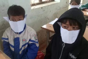 Giật mình khi thấy cảnh học sinh miền núi xứ Nghệ đeo khẩu trang giấy